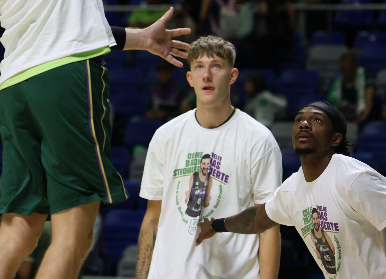 David Kravish, camisetas, vídeo y ovación para mandarle fuerzas