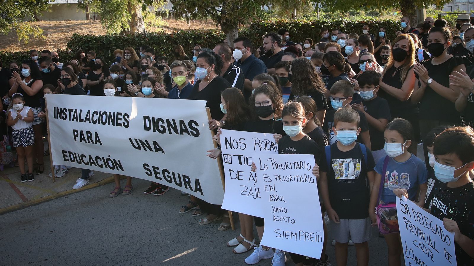 Protestas de los padres y madres del colegio de El Torno por el mal estado en que se encuentra el centro