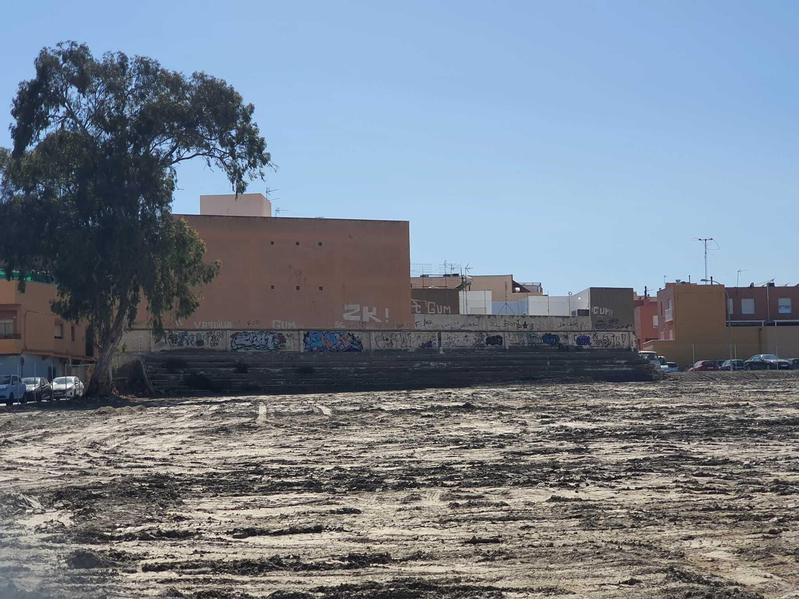 Grada situada frente a la tribuna  principal, aún en pie pese a que  se haya demolido el campo.