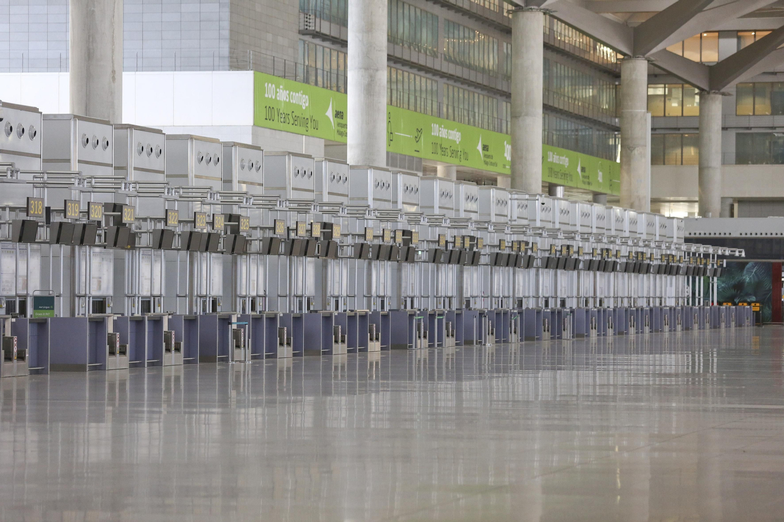 El aeropuerto de Málaga: A la espera de los primeros viajeros en el plazo de un mes