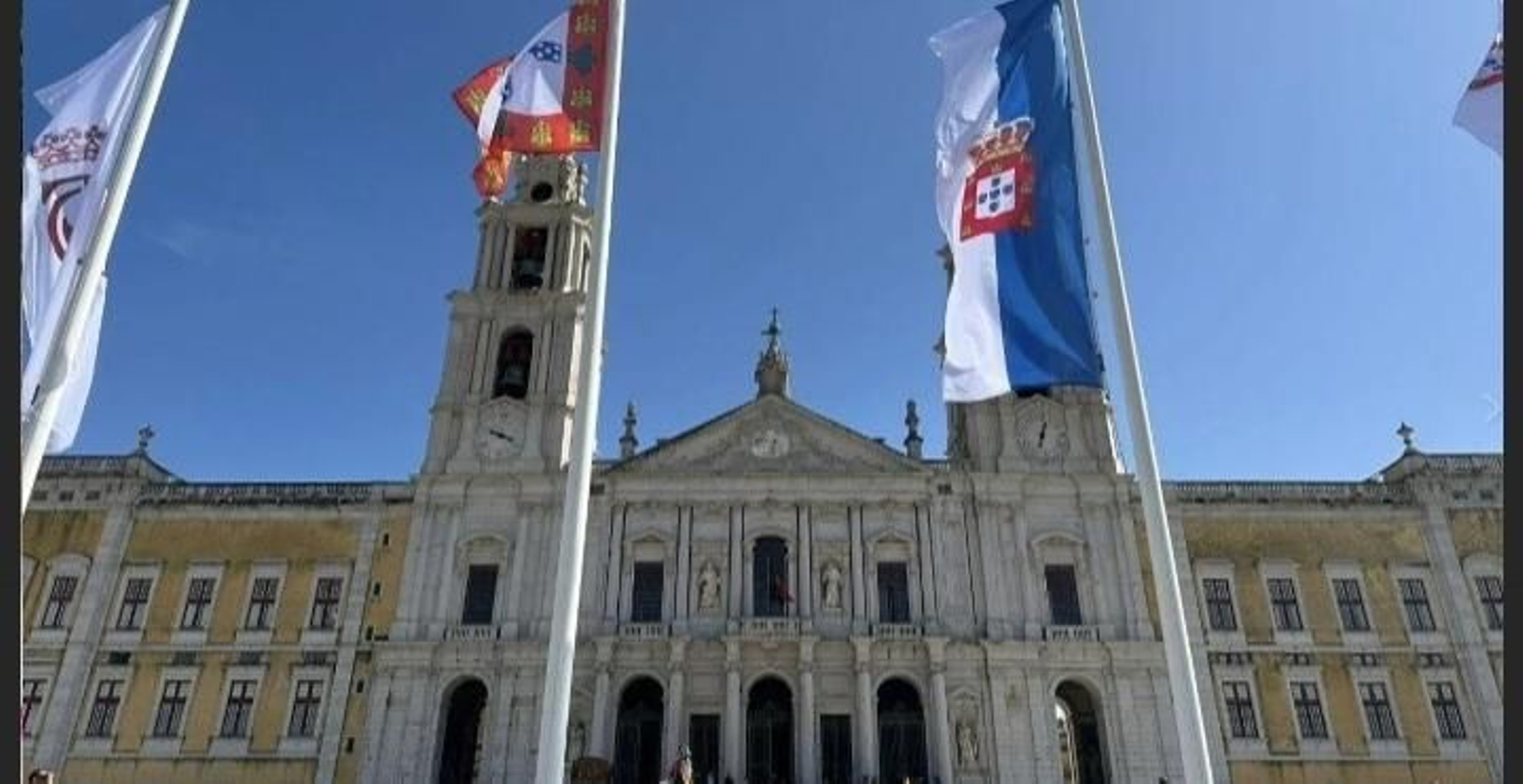 Las banderas monárquicas portuguesas ante la basílica de Mafra, este sábado