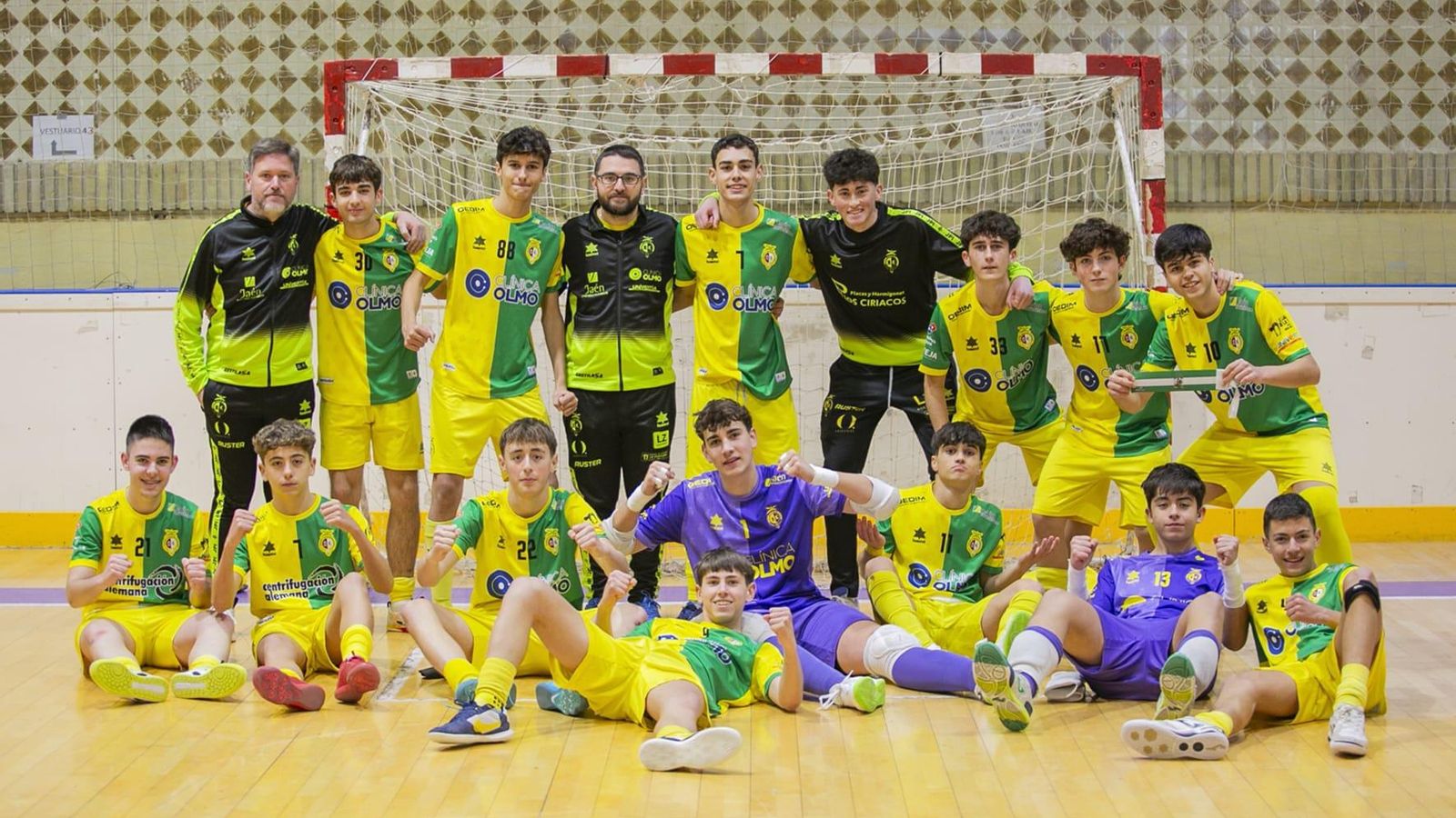 Hugo y Saúl, junto a su equipo cadete de Primera Andaluza autonómica.