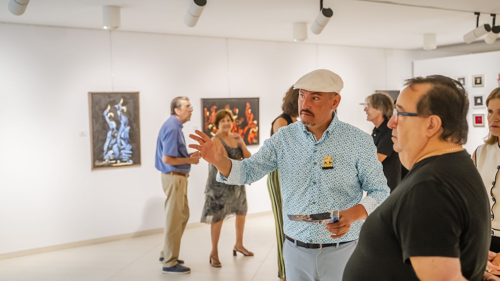 Toro Tribal explica su obra al concejal José Juan Rubí.
