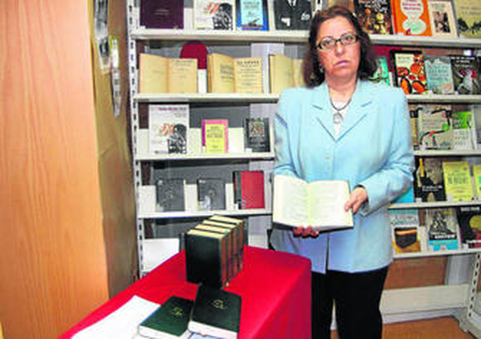 María del Carmen Perdiguero, secretaria de la Fundación, ayer en la biblioteca municipal.