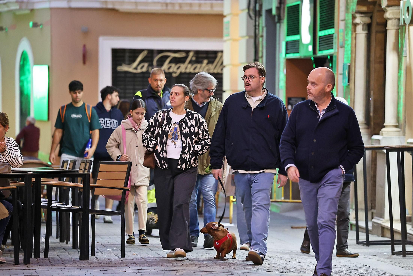 Varias personas paseando por el centro de Huelva.