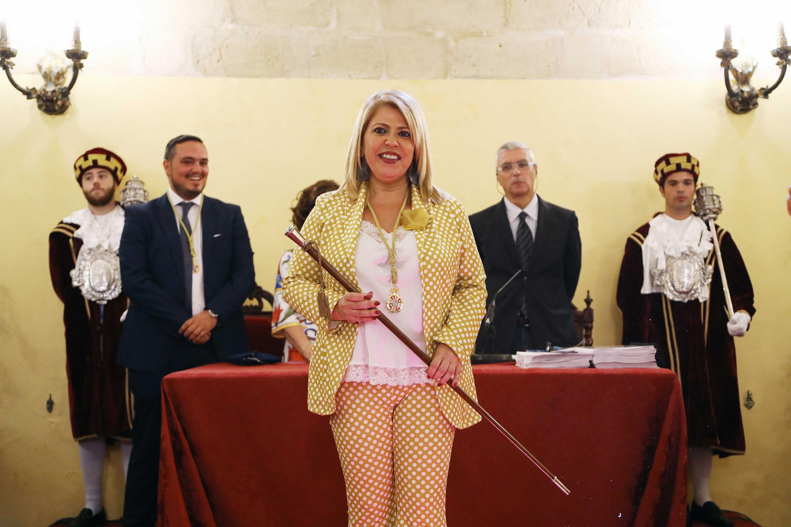Mamen Sánchez, con el bastón de mando de Alcaldía, en el pleno de investidura. Mamen Sánchez, con el bastón de mando de Alcaldía, en el pleno de investidura.