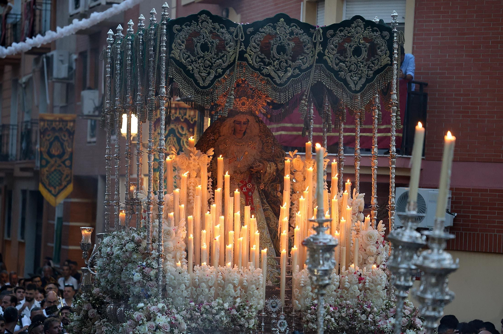 Imágenes de la procesión extraordinaria de la Virgen de la Esperanza por las calles de Huelva