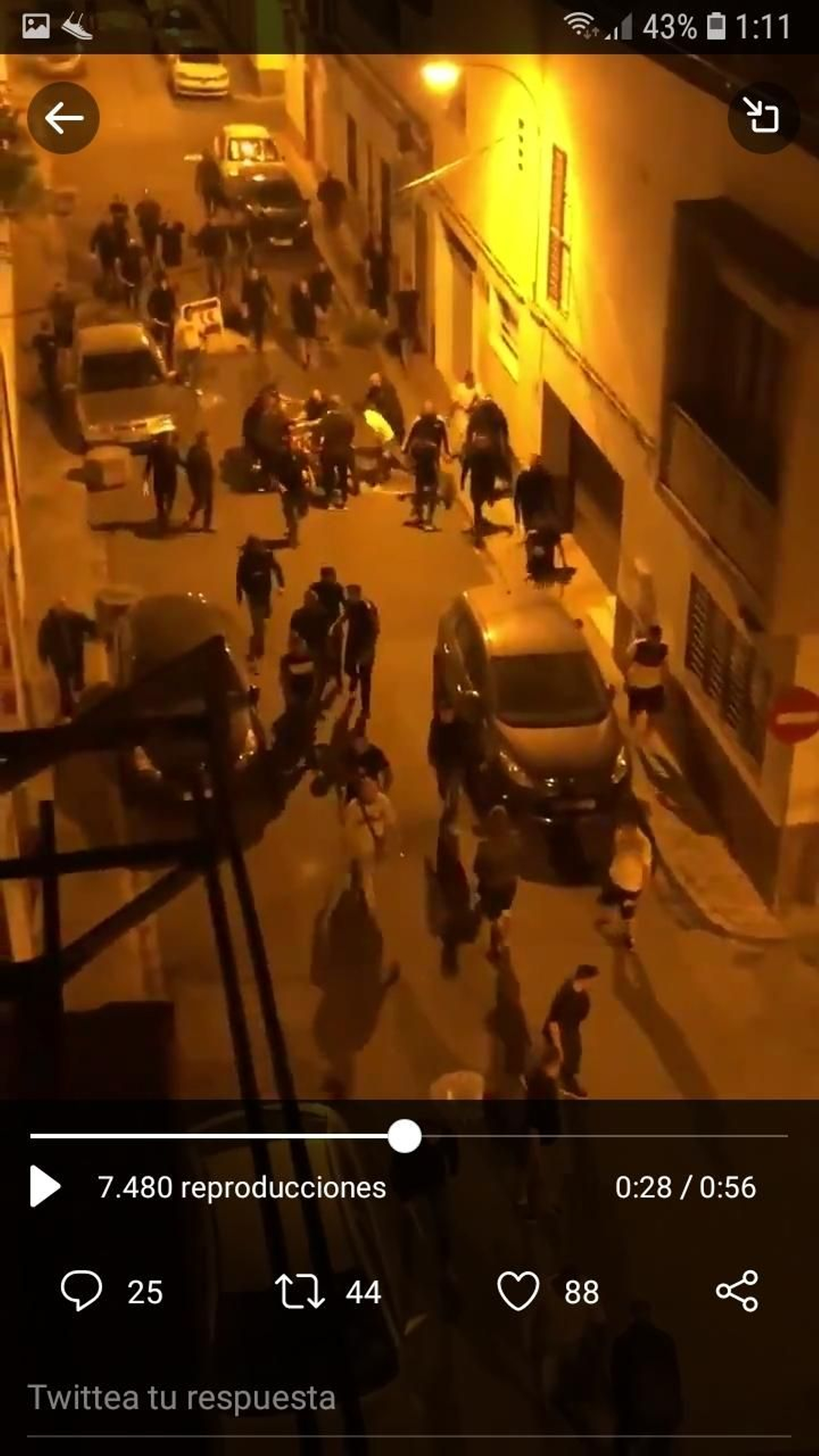 Ultras del Barcelona mueven unas barreras en la calle Alonso Carrillo.