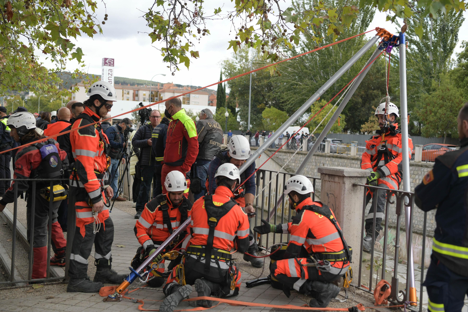 Fotos: Las mejores imágenes del simulacro de rescate de un coche accidentado en el río Genil de Granada