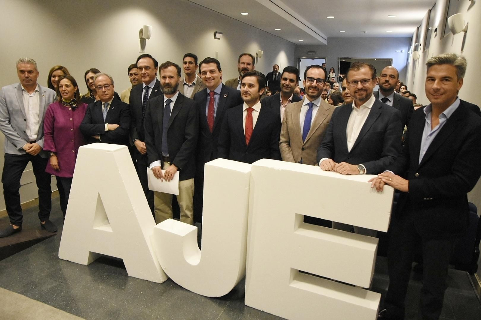 Félix Almagro, en el centro junto al alcalde, tras su proclamación como presidente de AJE.