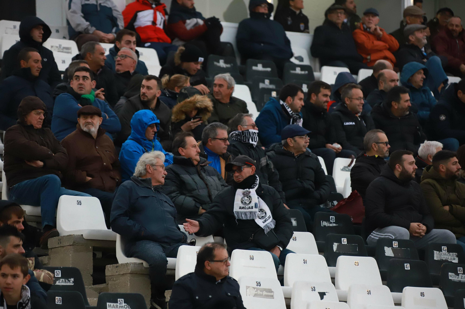 Seguidores de la Balona, en la grada de Tribuna durante el partido con el Badajoz