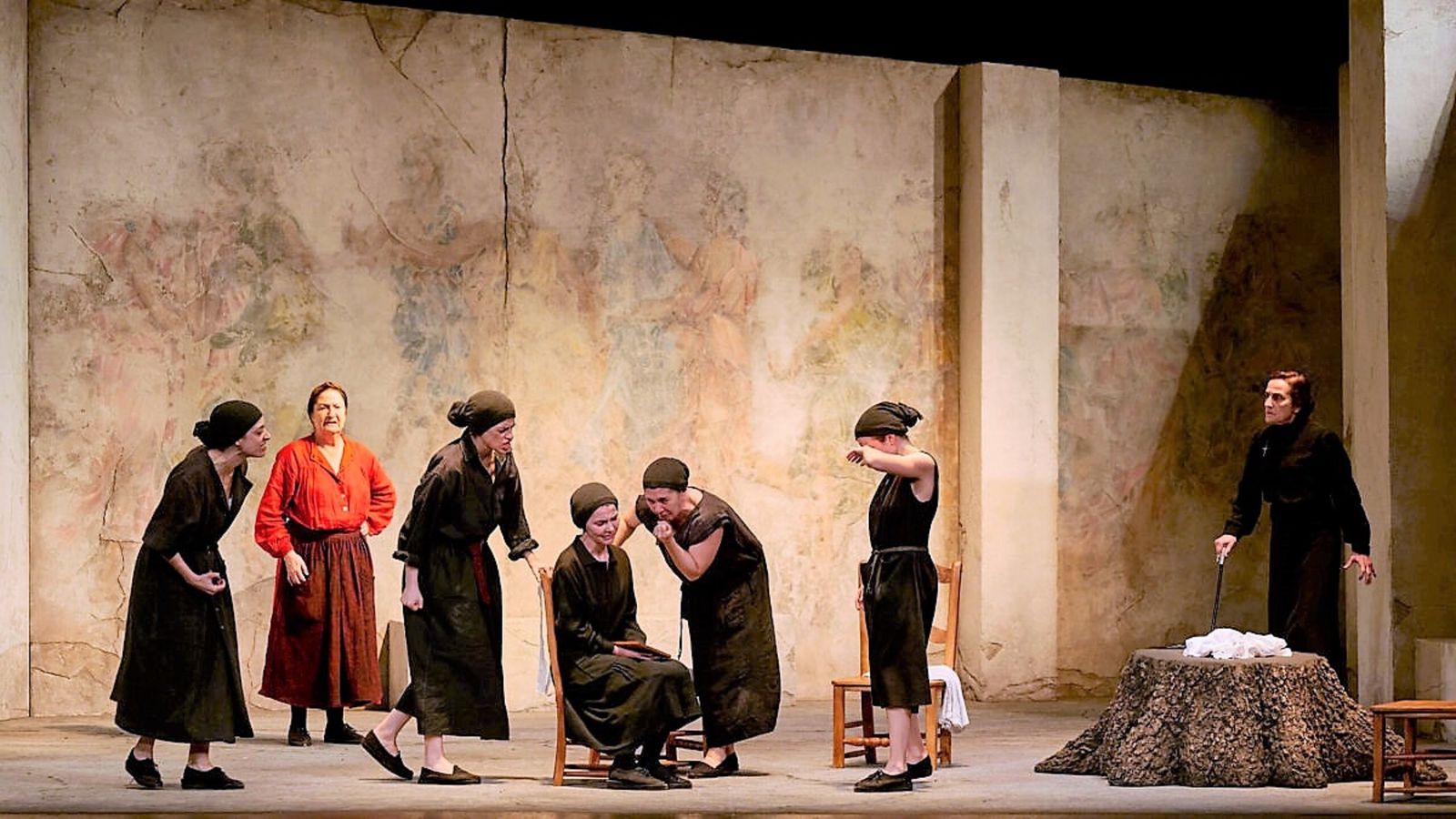 Zaira Montes con otras sietes grandes actrices que participan en ‘La Casa de Bernarda Alba’.