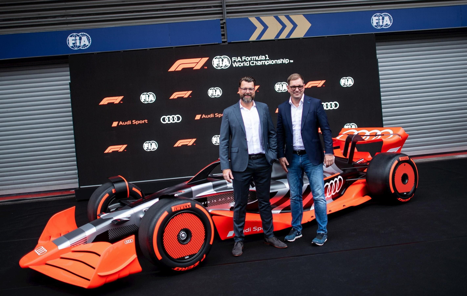 Oliver Hoffmann y Markus Duesmann, junto con el prototipo de Audi que han presentado este viernes en Bélgica.