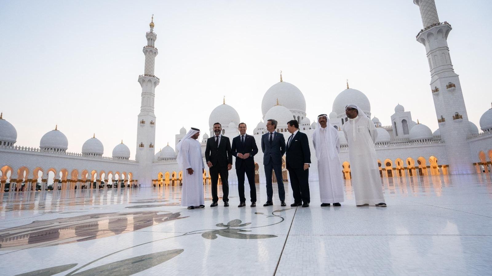 Moreno y los consejeros Jorge Paradela y Ramón Fernández-Pachecho, en la Gran Mezquita Sheikh Zayed de Abu Dabi