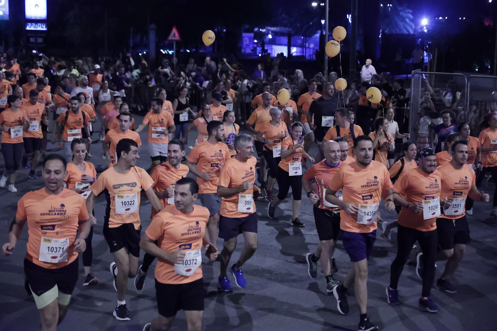 Búscate en la Carrera Nocturna de Sevilla (2)