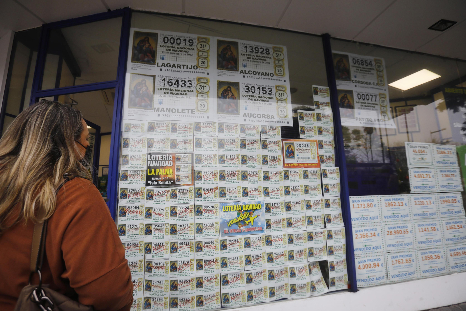 Una administración de loterías de Córdoba cuelga en el escaparate sus décimos agotados.