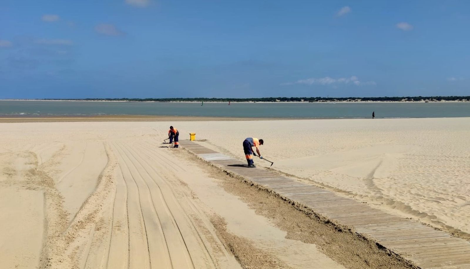 Trabajos municipales de acondicionamiento de las playas de Sanlúcar con vistas a la temporada veraniega.