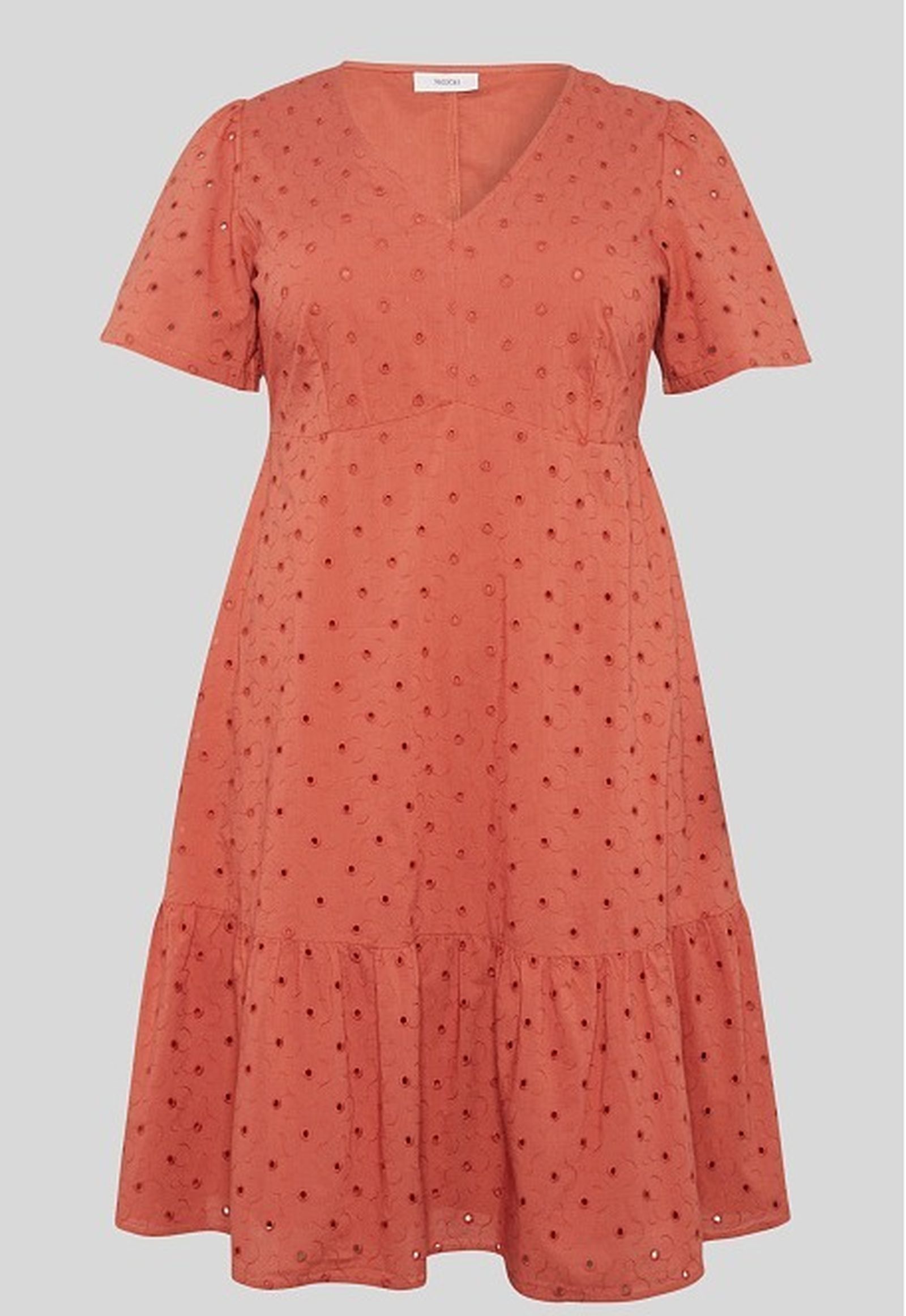 Vestido de C&A en tejido perforado. 29,90 euros