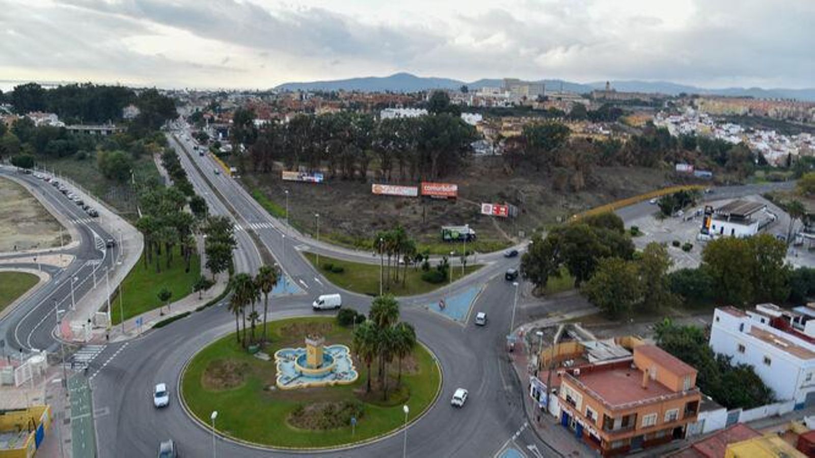 La rotonda del varadero y el acceso sur, a la izquierda en la imagen