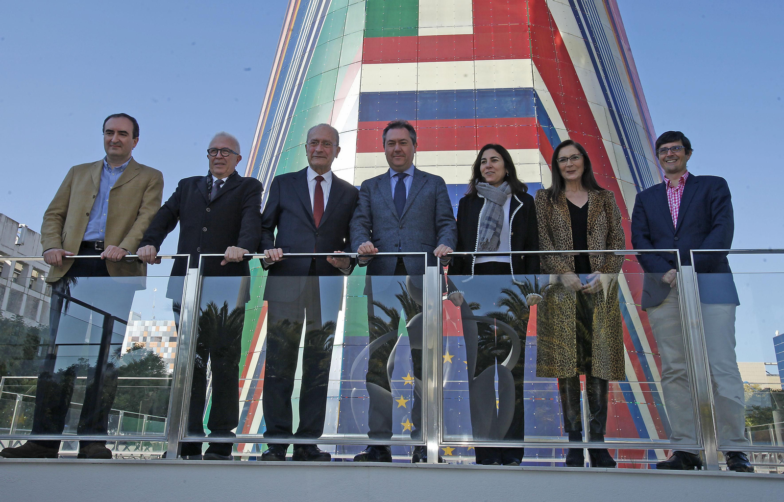 Francisco de la Torre y Juan Espadas, alcaldes de Málaga y Sevilla, en el centro de la imagen, ayer en la presentación.