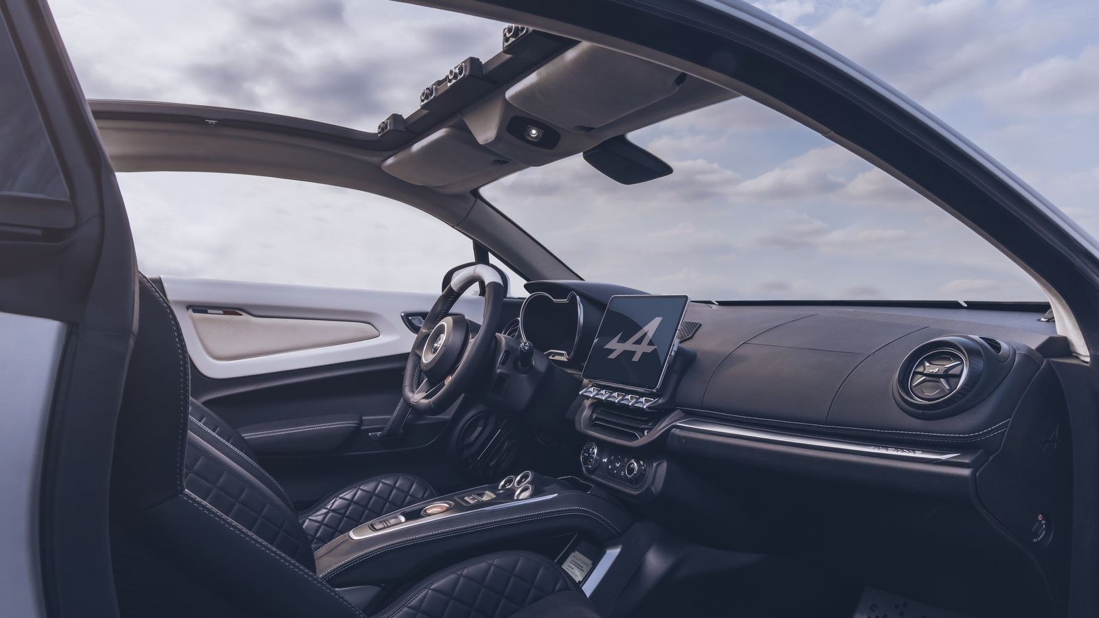 En el interior, en lugar de una pantalla para el equipo multimedia se puede integrar la tablet personal del conductor.