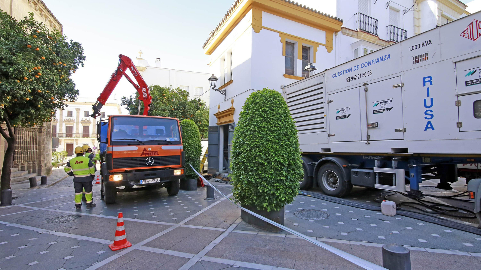Operarios durante la conexión del grupo electrógeno este lunes en plaza Plateros.