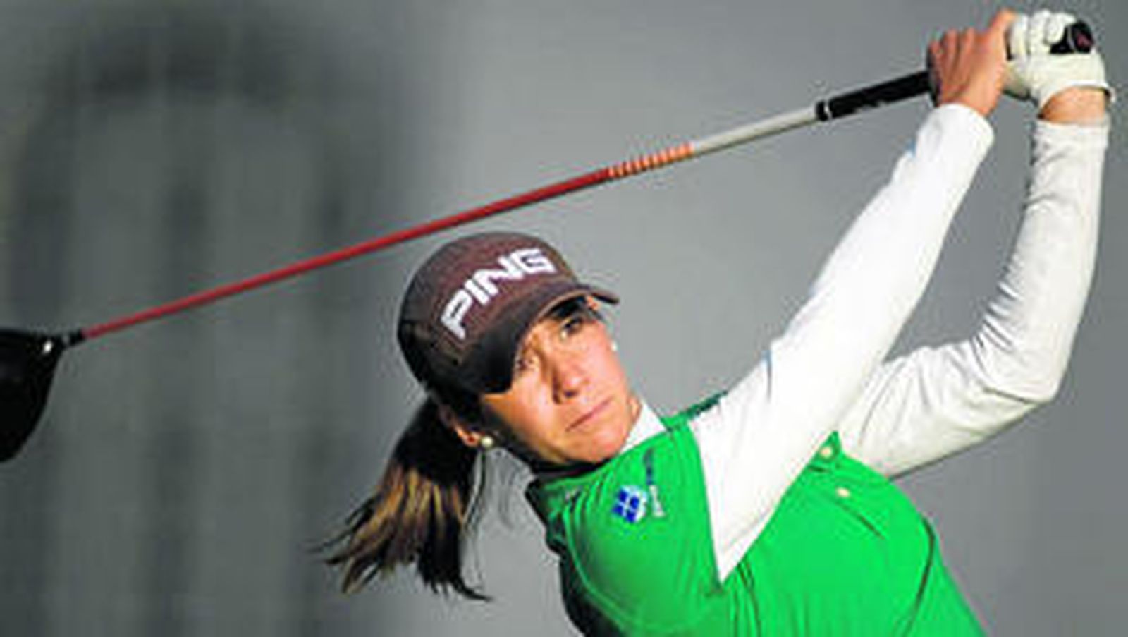 Azahara Muñoz golpea desde la calle y observa la bola.