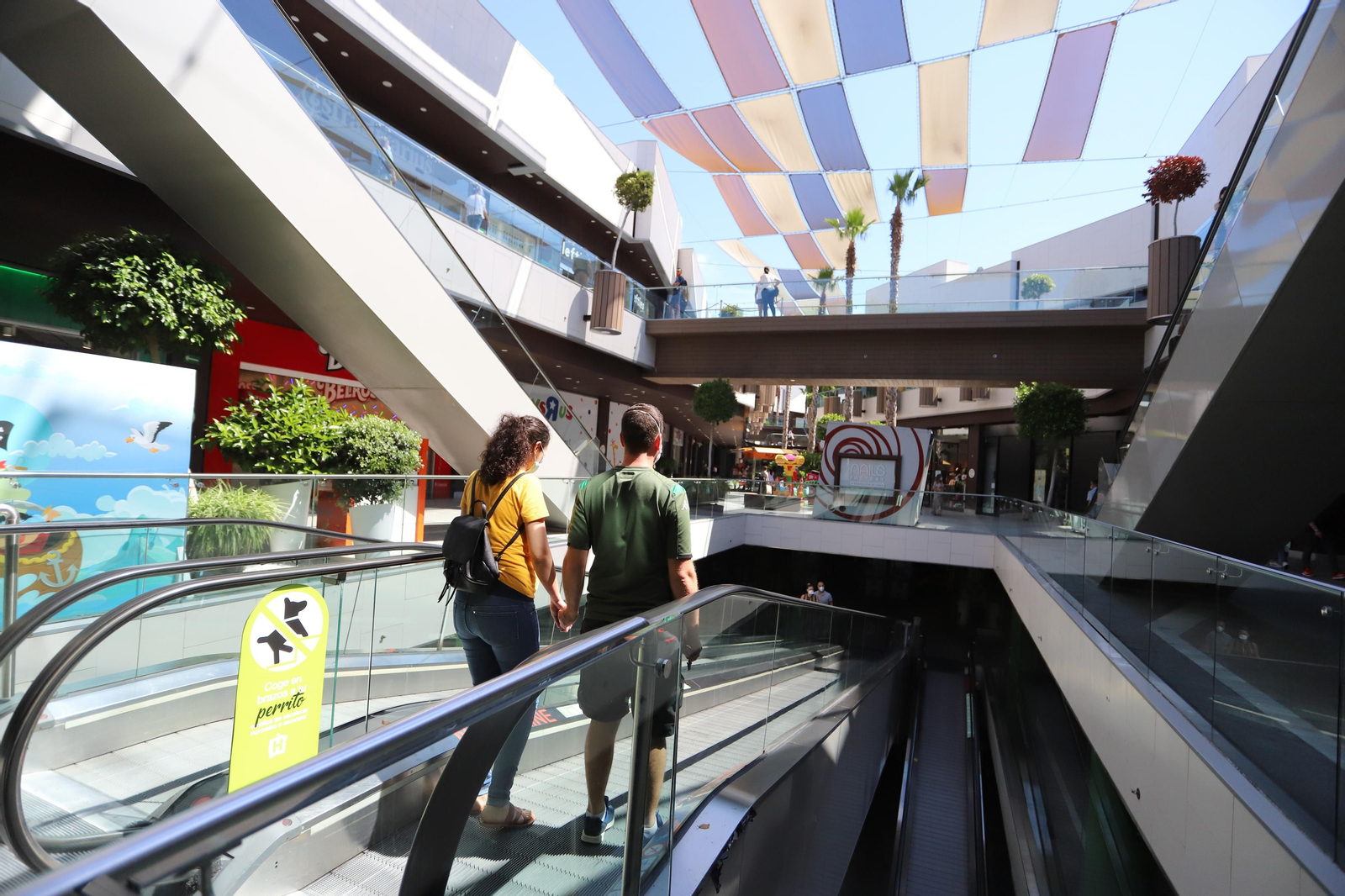 Imágenes de la apertura en la fase dos de la desescalada del centro comercial Holea en Huelva