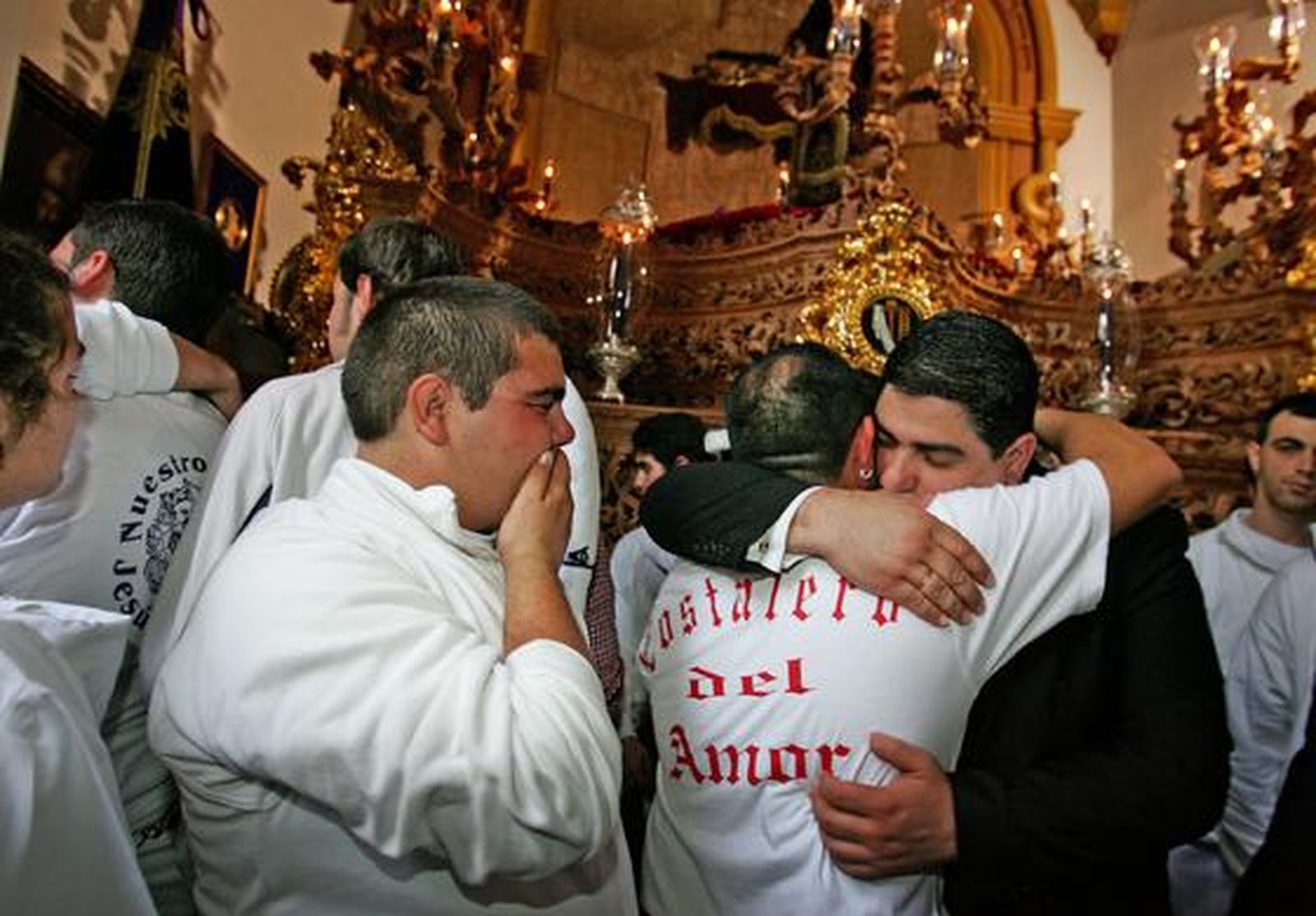 Lamentos, abrazos y sollozos en el interior de la recoleta capilla del Cristo del Amor.

Foto: Pascual