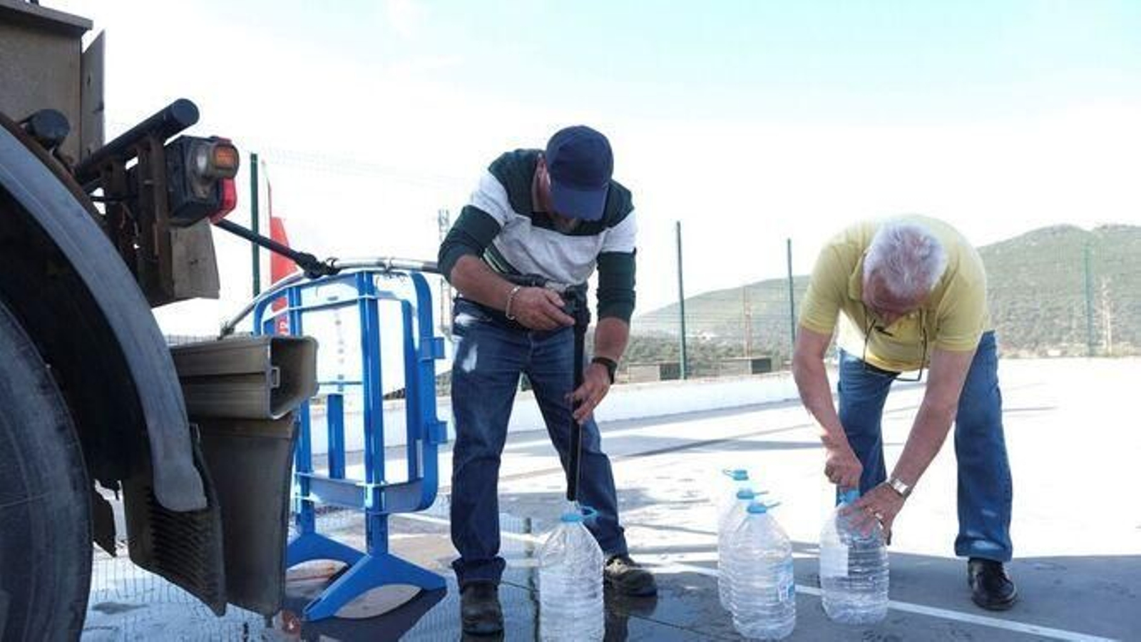 Reparto de agua potable en Espiel.