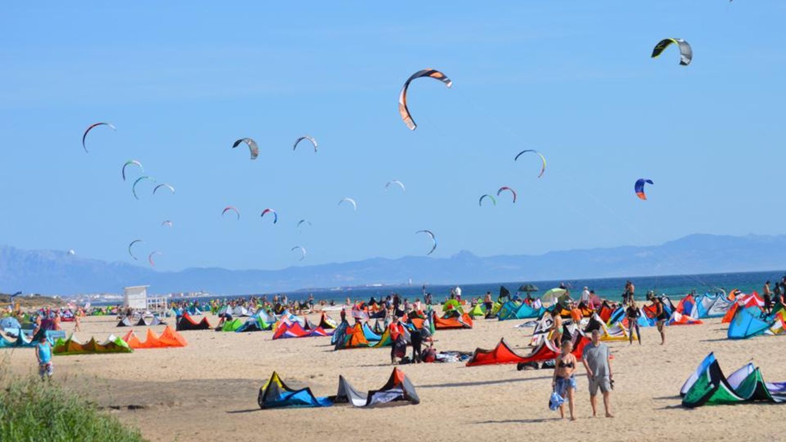 Kitesurf en una de las playas de Tarifa Kitesurf en una de las playas de Tarifa