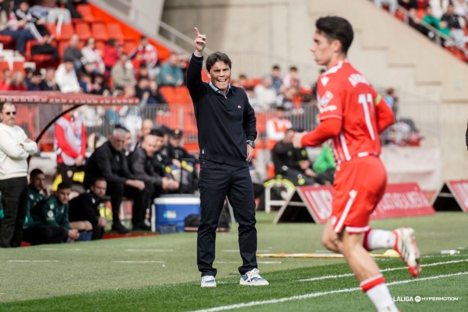 El técnico rojiblanco da indicaciones a sus futbolistas en el choque contra el Ceuta.
