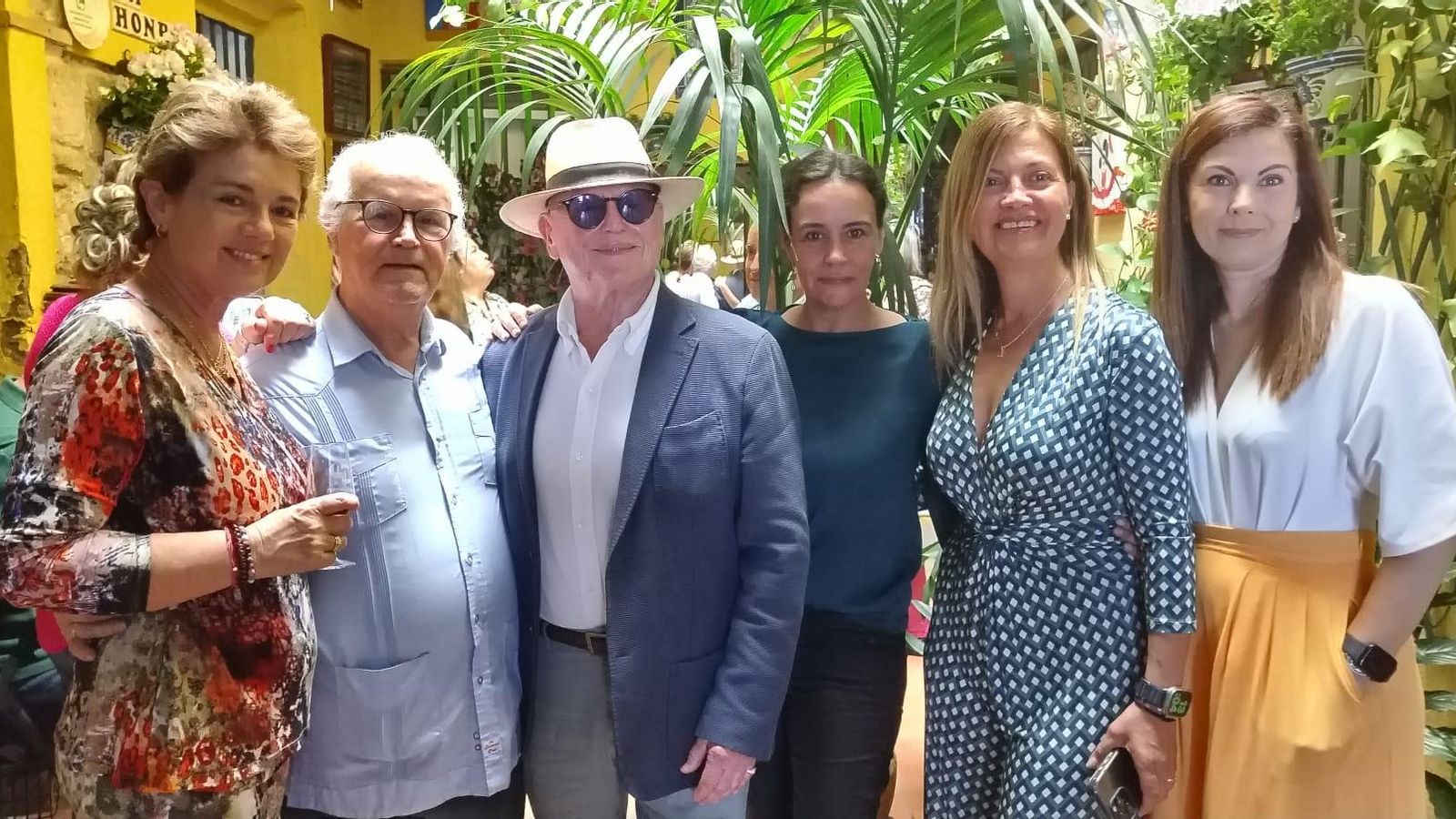 Los propietarios y del patio de Cielo, 60, y un grupo de amigos. Los propietarios y del patio de Cielo, 60, y un grupo de amigos.