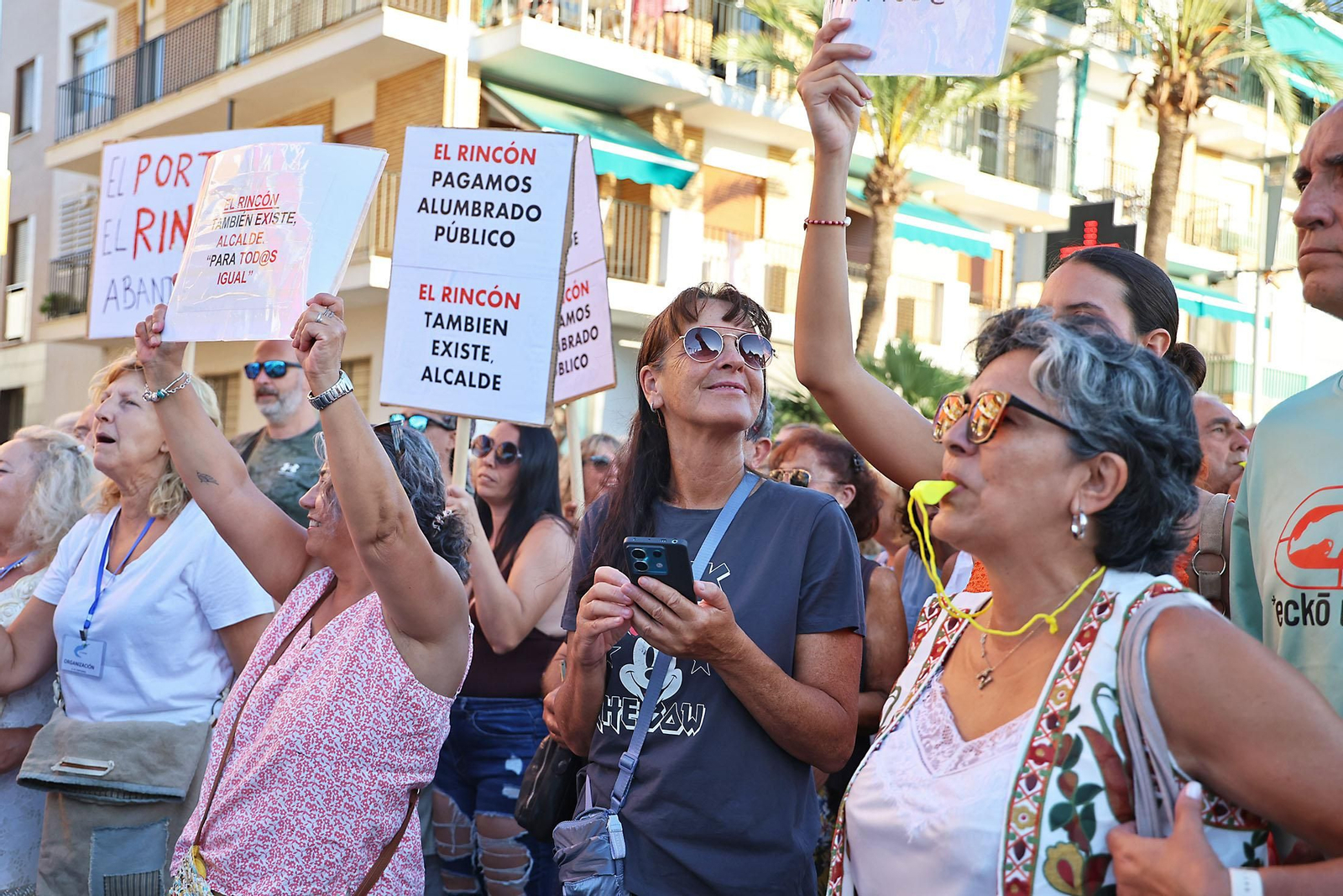 Imágenes de la concentración de los vecinos del Portil por el abandono de la playa