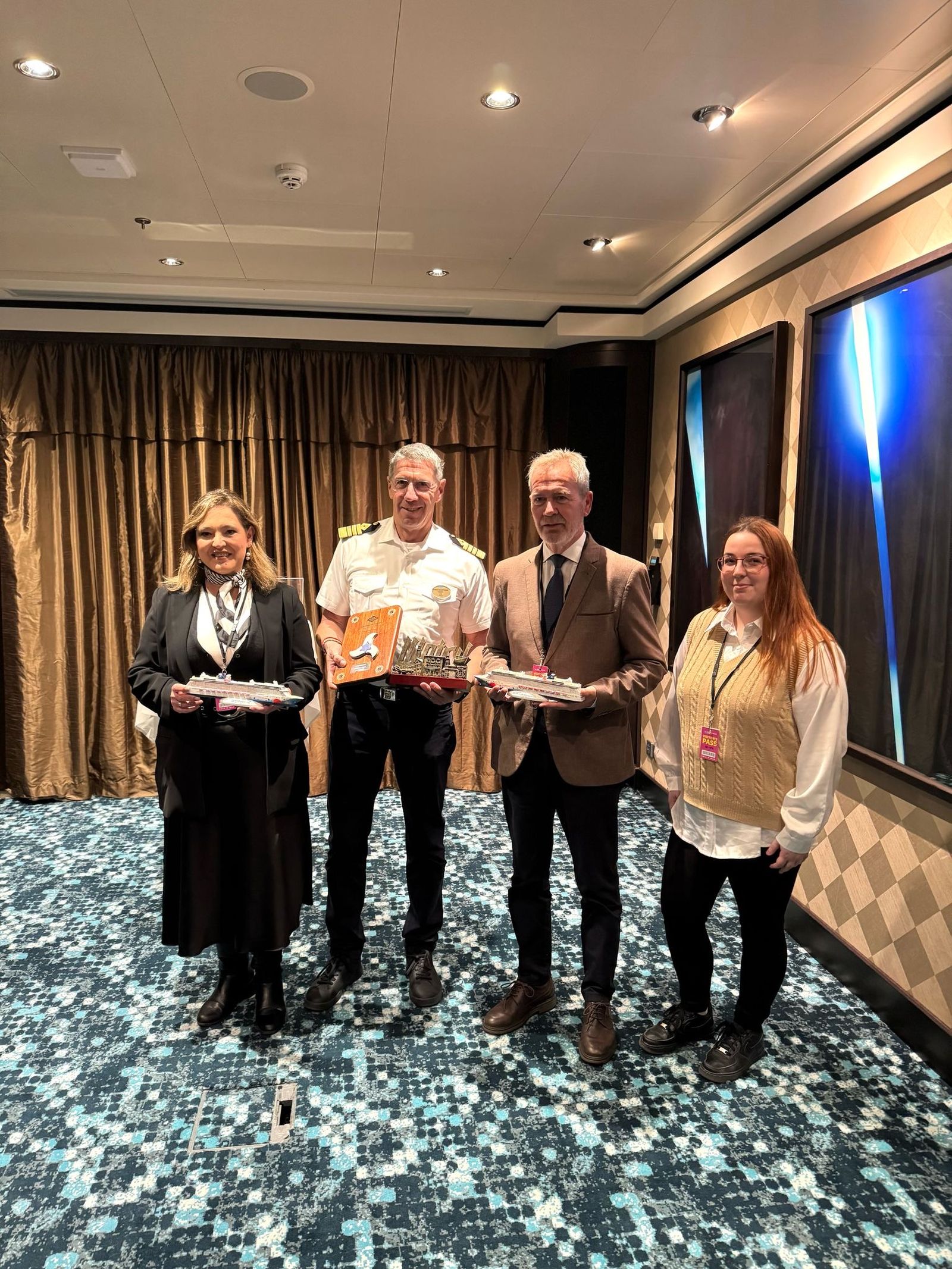 Las autoridades de Motril dieron la bienvenida al crucero.