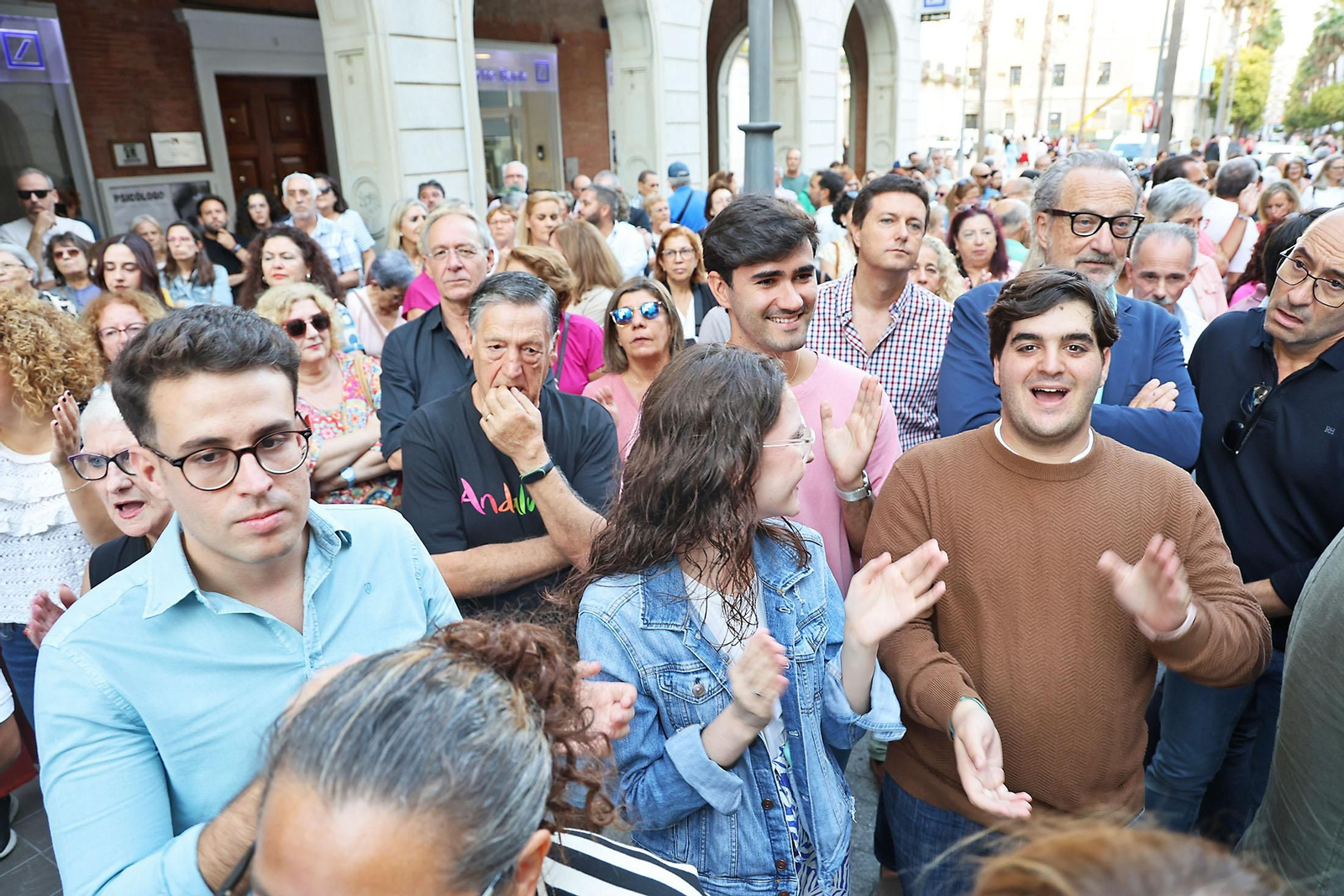 Concentración en Huelva de protesta por la polémica con los cribados de cáncer de mama en Andalucía