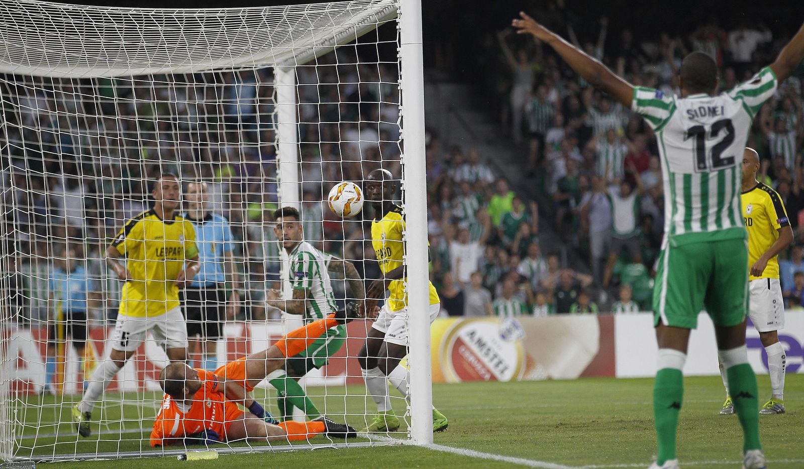 El balón entra en la portería luxemburguesa en el primer tanto bético.