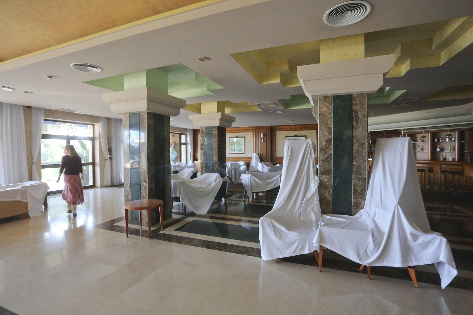 Sábanas blancas visten el hotel Amaragua de Torremolinos, cerrado por el coronavirus, en fotos