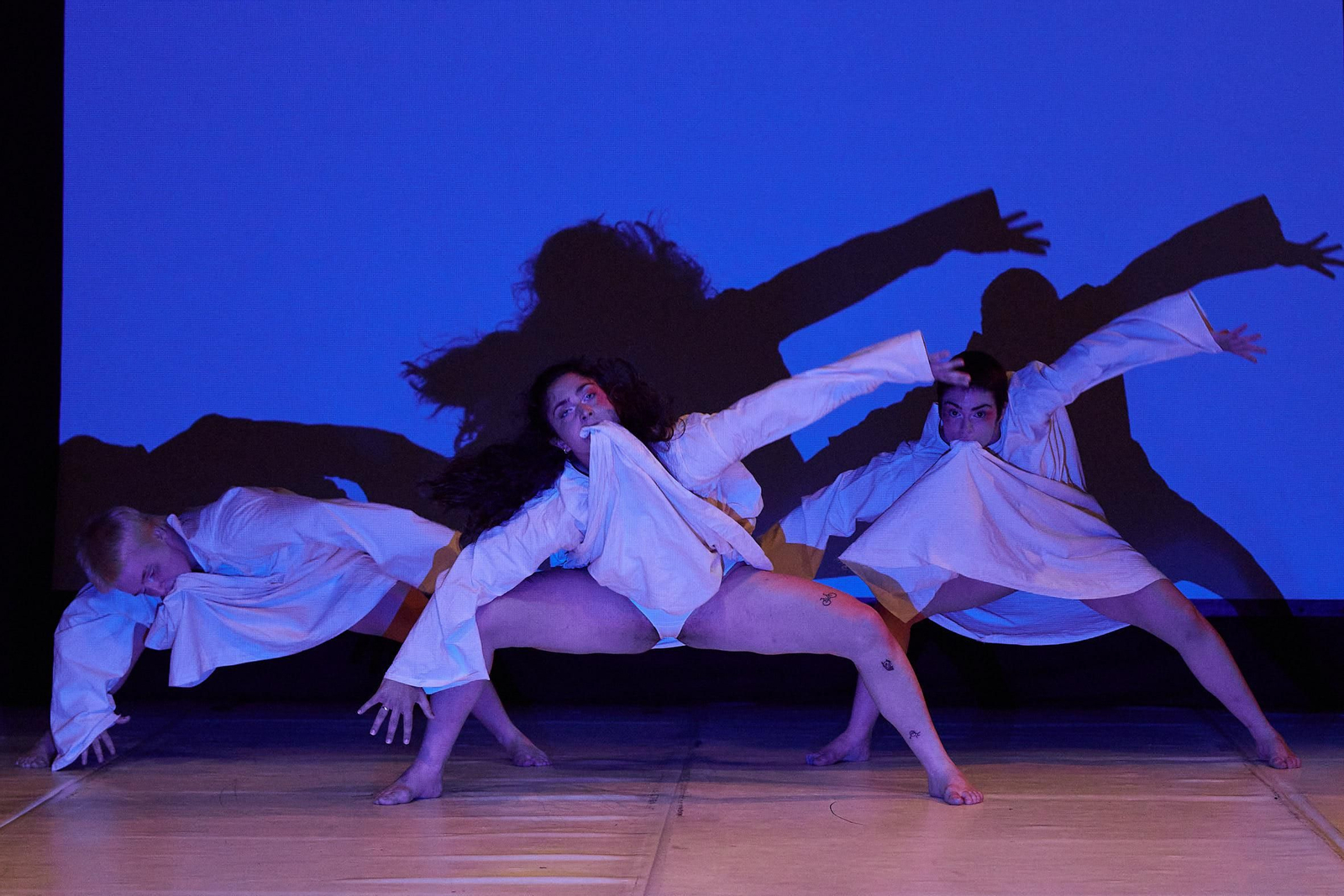 El trío de estupendas bailarinas que interpretan Imput / Out side.