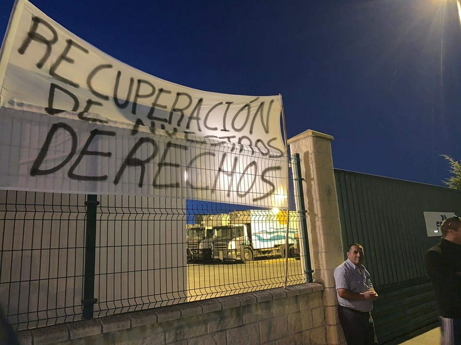 Una pancarta en las dependencias del servicio municipal de limpieza.