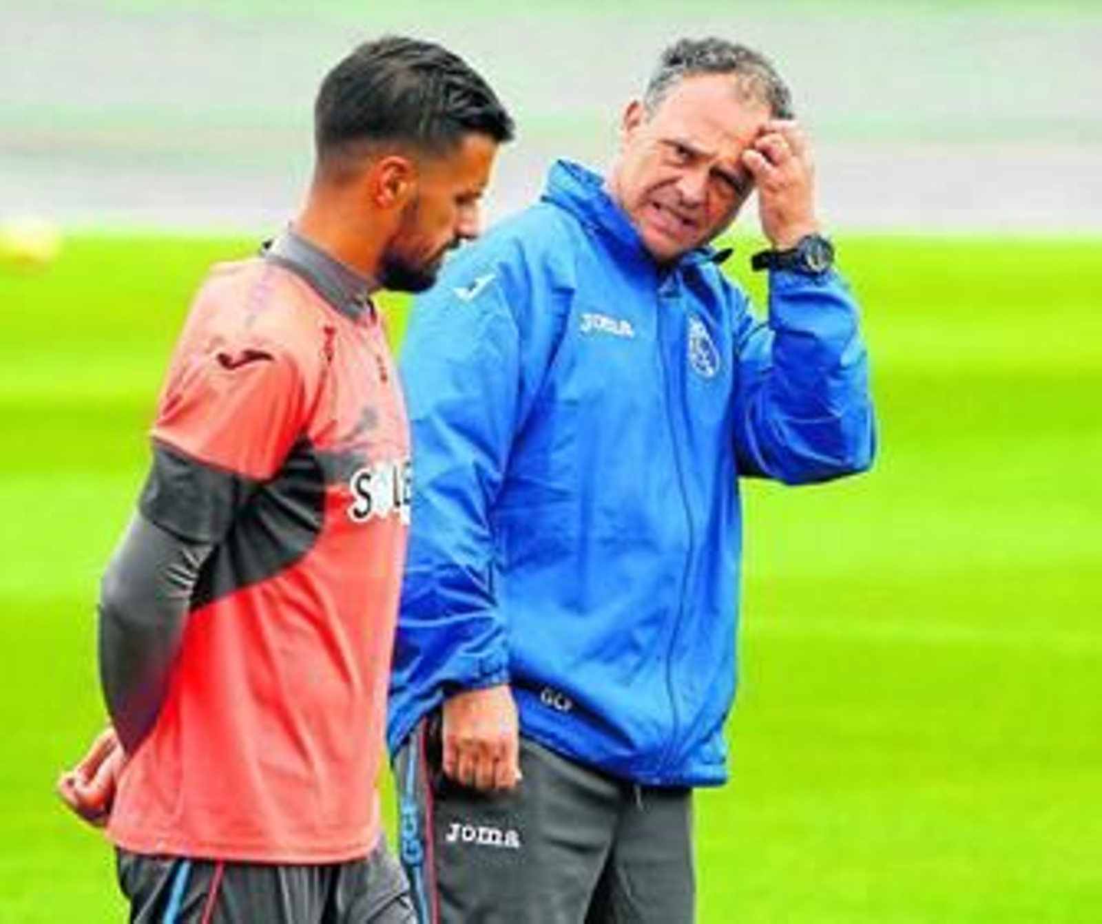 Joaquín Caparrós dialoga con Javi Márquez en la ciudad deportiva de Armilla.