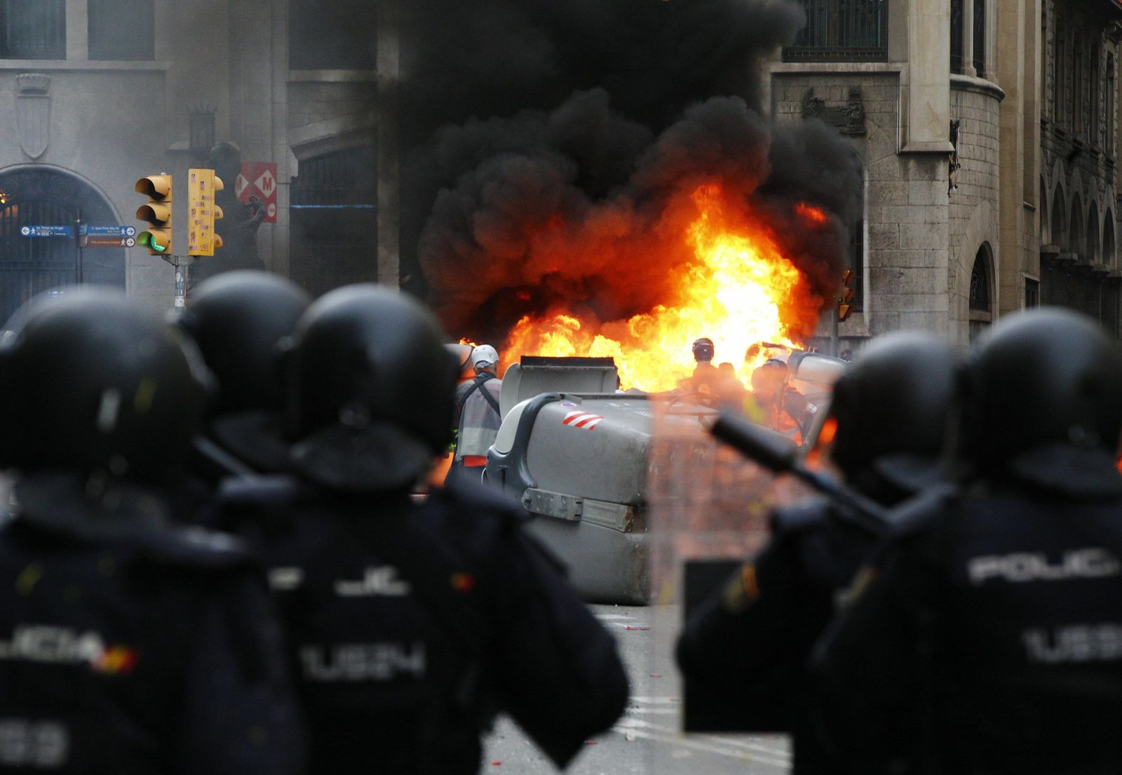 Policías nacionales durante una de las protestas en Barcelona