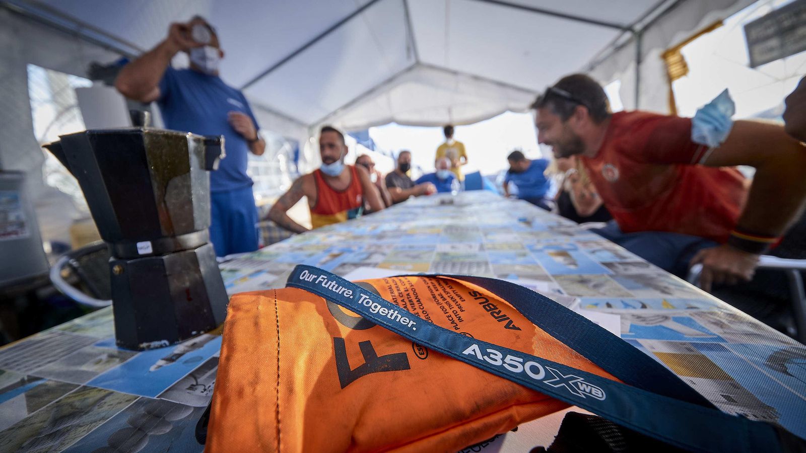 Acampada de trabajadores en la puerta de la planta de Airbus Puerto Real