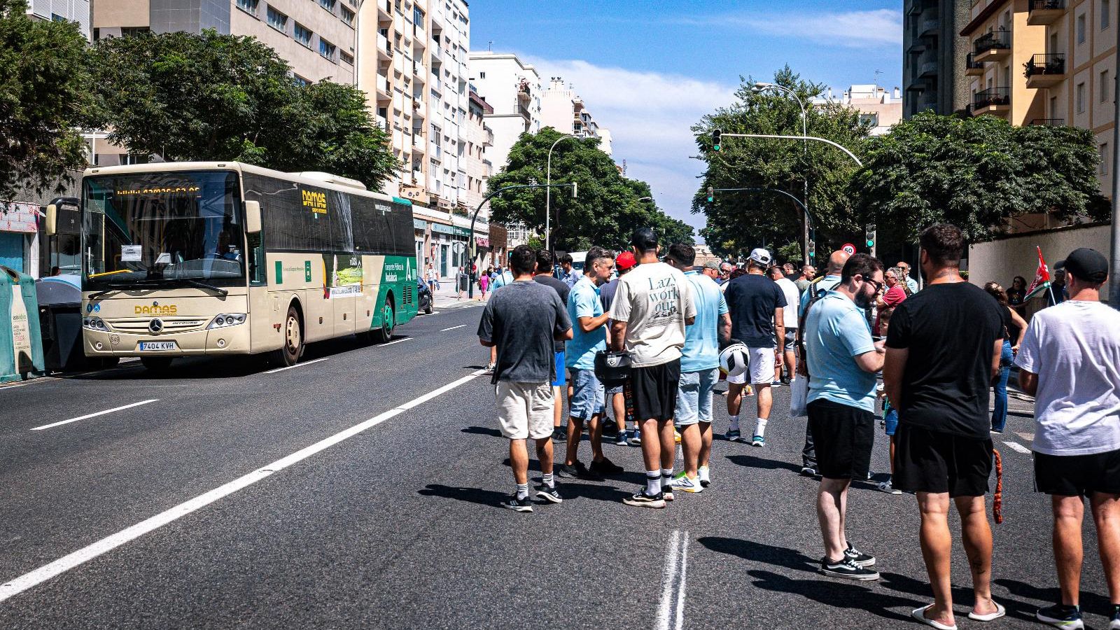 Los trabajadores, manifestándose por la avenida esta mañana.