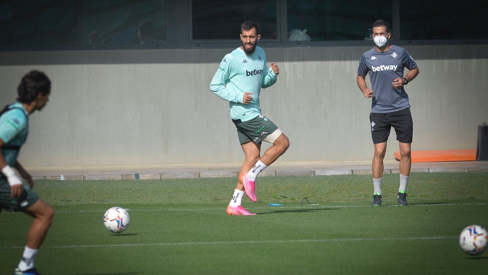 Borja Iglesias, con un vendaje en el muslo derecho.