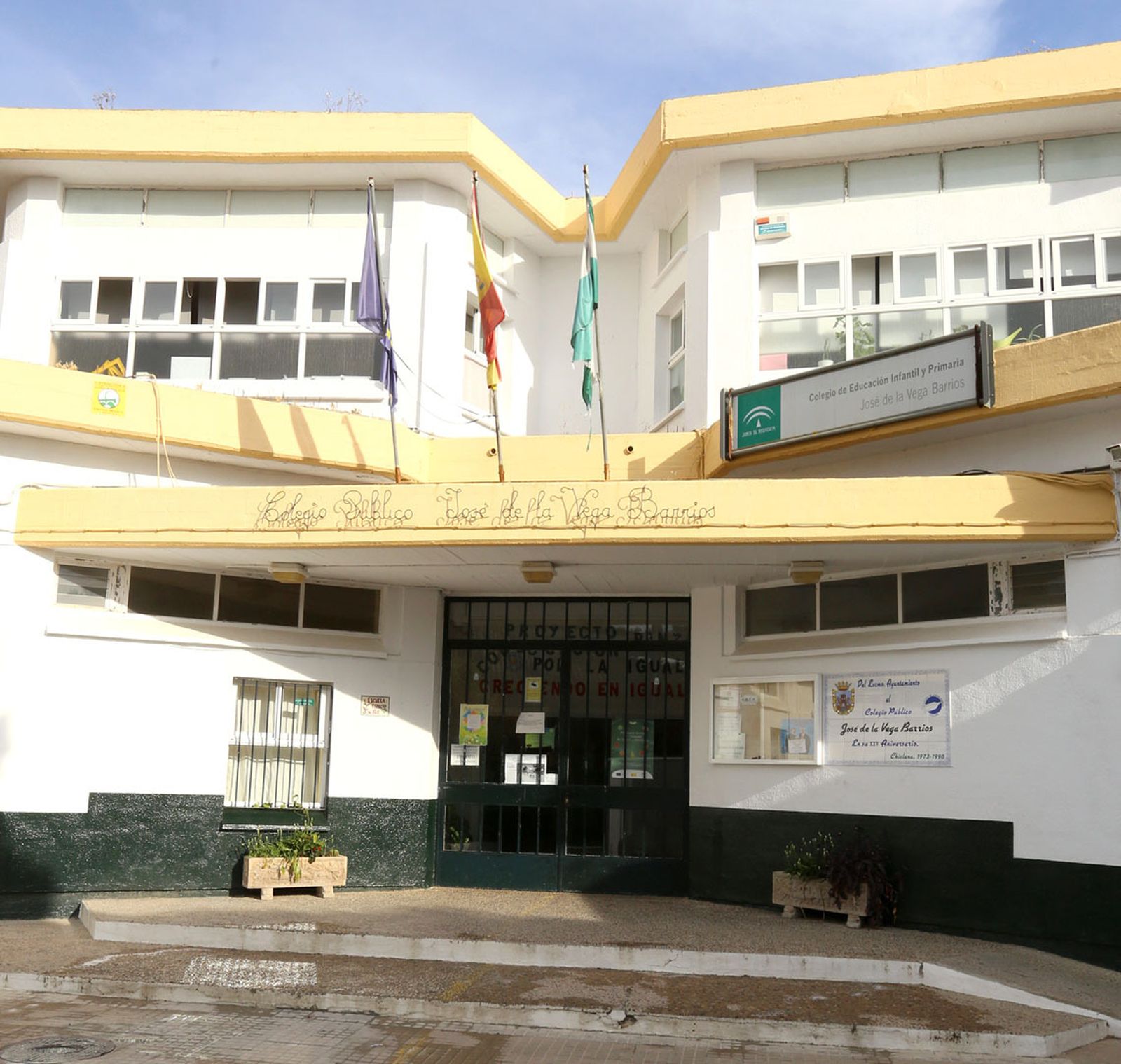 Fachada del colegio José de la Vega Barrios, situado en Panzacola.
