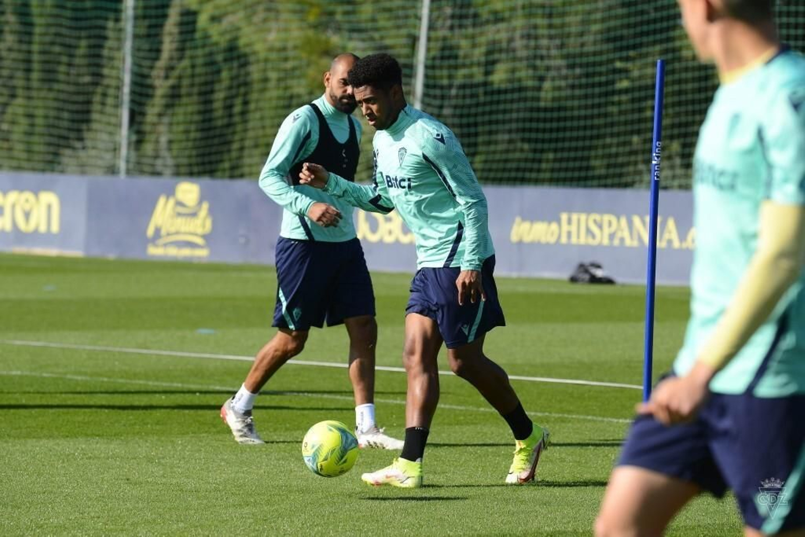 Choco Lozano conduce el esférico ante la cercana mirada de Fali.