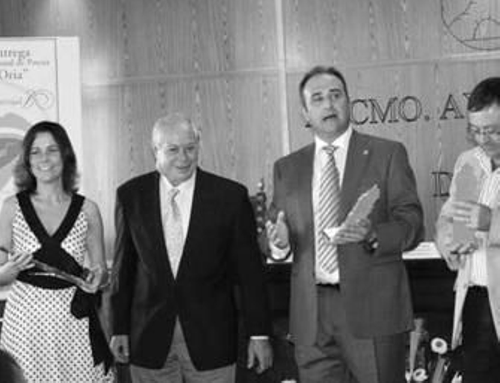 Antonio Carvajal, en el centro, con la delegada de Cultura, Yolanda Callejón y el alcalde, José Pérez.