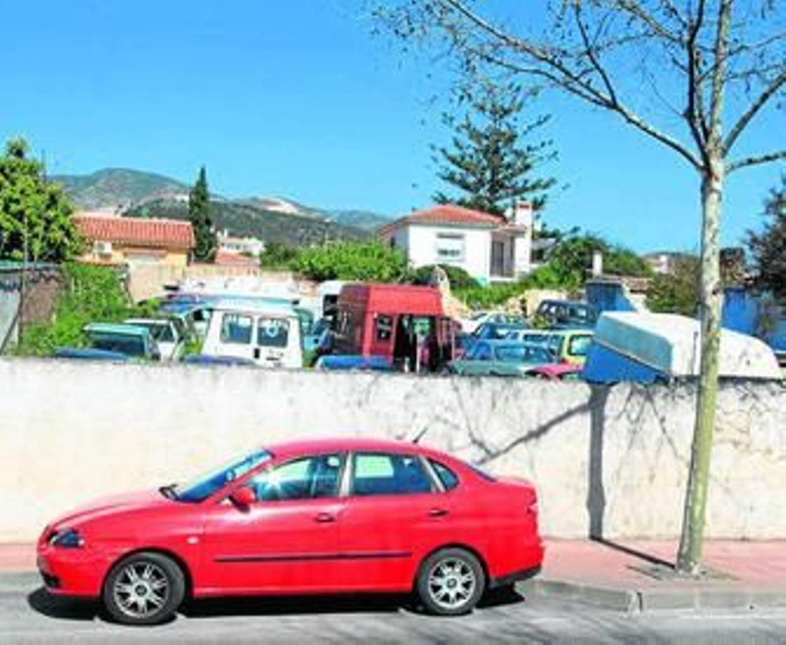 Vista del depósito de vehículos en Benalmádena desde el exterior.