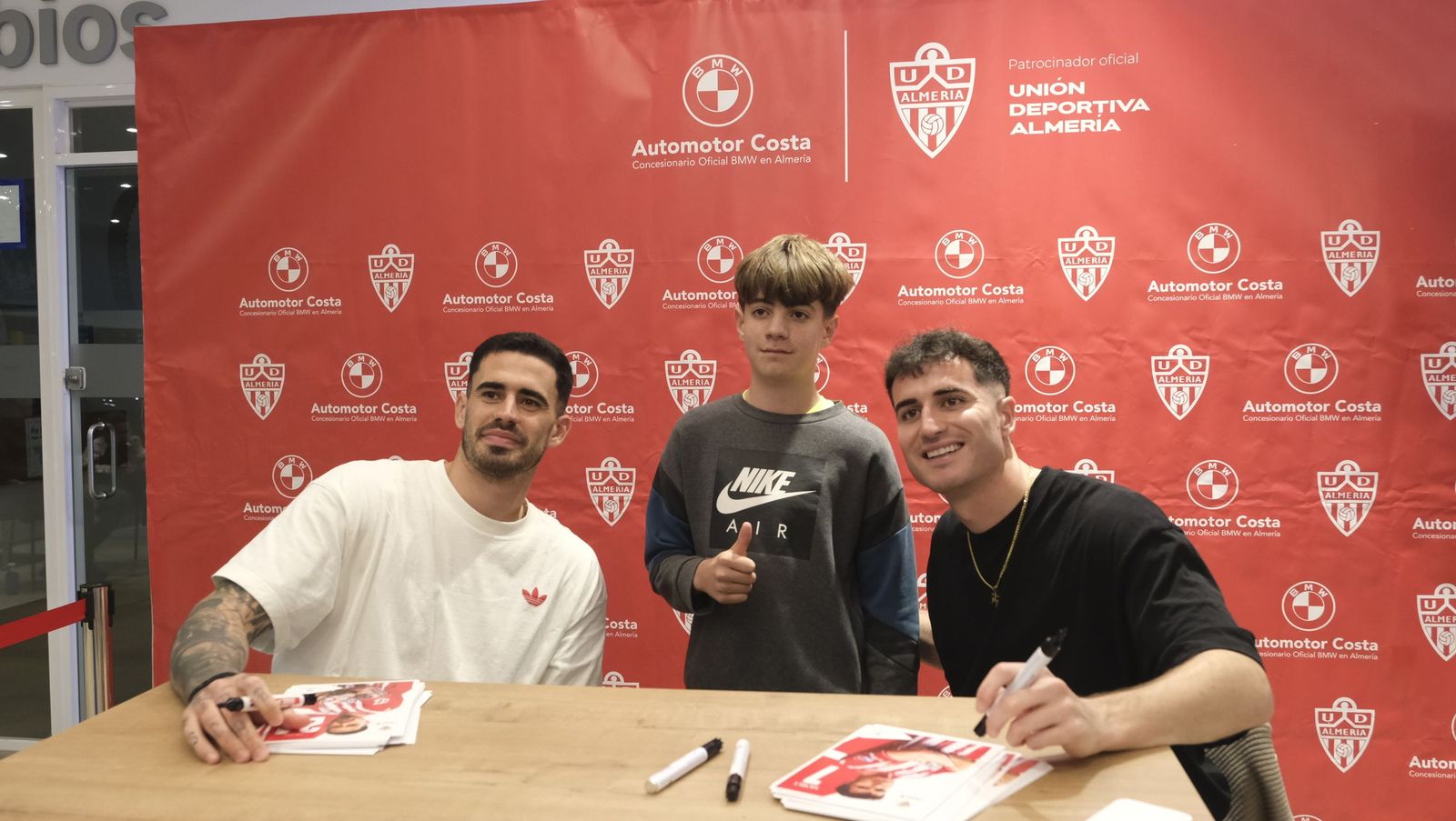 La firma de autógrafos de Jon Morcillo y Miguel de la Fuente en Automotor Costa BMW